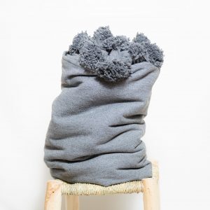 PLAID JETÉ DE LIT À POMPONS GRIS FONCÉ