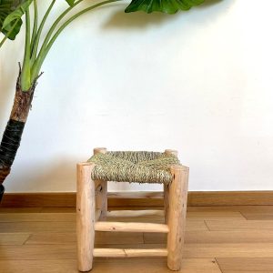 TABOURET EN DOUM ET BOIS NATUREL 30x30CM MODÈLE AGADIR En effet, ce tabouret en doum artisanal, fabriqué au Maroc, est bien plus qu’un simple siège. Conçu en bois naturel et recouvert de tissu Boucherouite, il incarne l’art de la récupération et la beauté de l’artisanat marocain. De plus, chaque pièce est unique, avec des couleurs et motifs vibrants, apportant chaleur et originalité à votre décoration. Un design coloré et authentique tabouret en doum Chaque tabouret Boucherouite se distingue par son assise en tissu récupéré, tissé selon la tradition marocaine. Ce tissu coloré et durable, confectionné à partir de textiles recyclés, offre des motifs uniques, pleins de vie. Le mariage de ce tissu et du bois brut crée un contraste harmonieux, idéal pour apporter une touche bohème à votre intérieur. En effet, ce tabouret s’intègre parfaitement à divers styles de décoration, qu’ils soient modernes, éclectiques ou naturels. Un savoir-faire artisanal marocain Chaque tabouret est fabriqué à la main par des artisans marocains, perpétuant un savoir-faire transmis de génération en génération. Le tissu Boucherouite, entièrement fait à la main, reflète cette tradition et ce respect de l’artisanat. En optant pour ce tabouret, vous soutenez les artisans locaux et participez à la préservation de leur patrimoine culturel. De plus, le bois utilisé est soigneusement travaillé, garantissant solidité et durabilité. Un tabouret polyvalent et pratique Ce tabouret marocain est aussi polyvalent qu’esthétique. Utilisez-le comme siège d’appoint, repose-pieds, ou même comme petite table d’appoint dans le salon. Grâce à sa taille compacte et à sa légèreté, il se déplace facilement et s’adapte à vos besoins. Que ce soit dans le salon, la chambre ou le jardin, il ajoute une touche de couleur et de confort, tout en restant fonctionnel. Une idée cadeau unique et durable Ce tabouret Boucherouite est également une excellente idée cadeau pour les amateurs de décoration et de pièces uniques. En plus d’être utile, il représente un choix écoresponsable grâce à son tissu recyclé, tout en mettant en valeur l’artisanat marocain. Offrez-le pour un anniversaire, une pendaison de crémaillère ou toute occasion spéciale ; il séduira à coup sûr par son originalité.