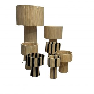 LAMPE A POSER EN RAPHIA NATUREL OU RAYE NOIR MODÈLE GOURRAMA