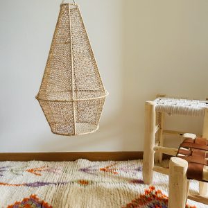 SUSPENSION EN DENTELLE DE RAPHIA TRIANGULAIRE MODÈLE TAROUDANT