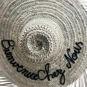 GRAND CHAPEAU DE PAILLE À FRANGES 80 CM « BIENVENUE CHEZ NOUS »