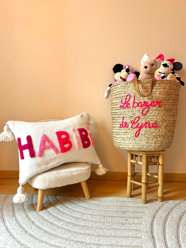 Chaque personnalisation est réalisée avec soin par Fanny et Ikrame. Nous utilisons les techniques que nos artisans nous ont transmis, eux mêmes.