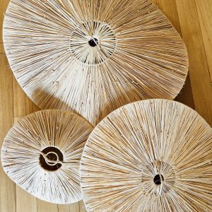 SUSPENSION EN RAPHIA PLATE MODÈLE SKOURA