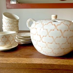 ENSEMBLE SOUPIÈRE ET BOLS BLANC À MOTIFS BEIGE EN CÉRAMIQUE