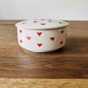 BOÎTE RÉCIPIENT BLANCHE ET CŒUR ROUGE MAROCAIN FAIT MAIN