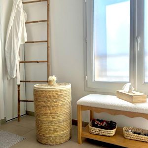 PANIÈRE DE RANGEMENT À LINGE BERBÈRE EN PALMIER ET LAINE BLANCHE 60CM MODÈLE ESSAOUIRA