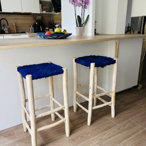 Tabouret de bar en tissu bleu majorelle et bois naturel
