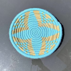 PETIT PLATEAU BERBÈRE ROND MAROCAIN EN LAINE TURQUOISE ET FEUILLES DE PALMIER MODÈLE TAZA