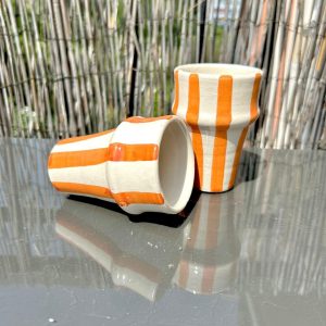 TASSE BLANCHE RAYÉ ORANGE H10 FAIT MAIN (LOT DE 2)