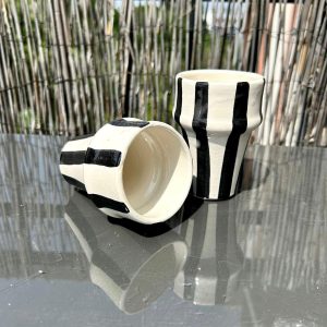 TASSE BLANCHE RAYÉ NOIR H10 FAIT MAIN (LOT DE 2)