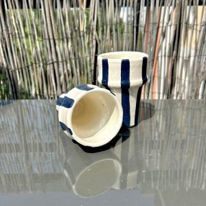 TASSE BLANCHE RAYÉ BLEU H10 FAIT MAIN (LOT DE 2)