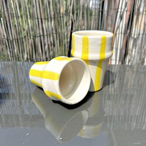 TASSE BLANCHE RAYÉ JAUNE H10 FAIT MAIN (LOT DE 2)