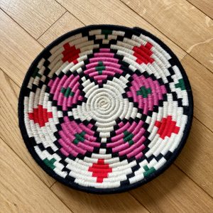 PETIT PLATEAU BERBÈRE ROND MAROCAIN EN LAINE MULTICOULEUR ET FEUILLES DE PALMIER MODÈLE TAZA