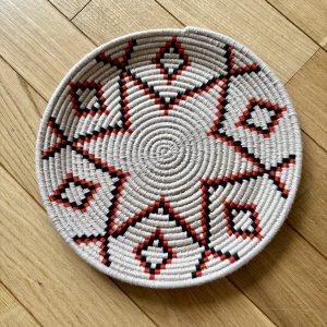 PETIT PLATEAU BERBÈRE ROND MAROCAIN EN LAINE COLORÉ ET FEUILLES DE PALMIER MODÈLE TAZA