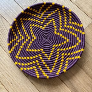 PETIT PLATEAU BERBÈRE ROND MAROCAIN EN LAINE COLORÉ ET FEUILLES DE PALMIER MODÈLE TAZA