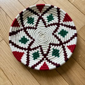 PETIT PLATEAU BERBÈRE ROND MAROCAIN EN LAINE COLORÉ ET FEUILLES DE PALMIER MODÈLE TAZA