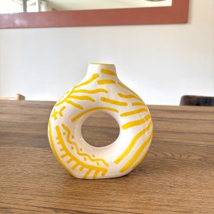 VASE EN TERRE CUITE BLANC DESSIN JAUNE